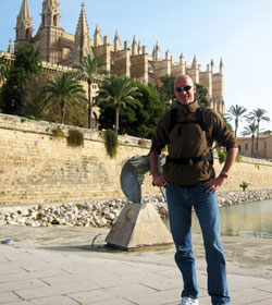 Christia vor der gotischen Kathedrale von Palma de Mallorca