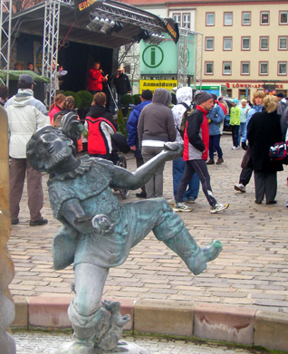 Marktbrunnen mit Heinzelmännchen